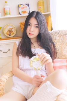 老头边吃奶边弄进去呻吟